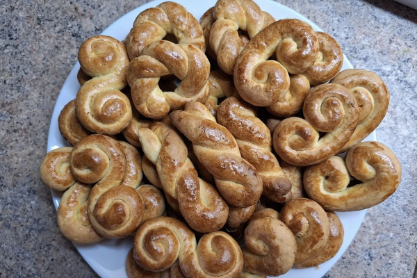 Πασχαλινά κουλουράκια στο πι και φι και χωρίς μίξερ - Η πιο εύκολη συνταγή