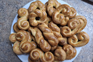 Πασχαλινά κουλουράκια στο πι και φι και χωρίς μίξερ - Η πιο εύκολη συνταγή