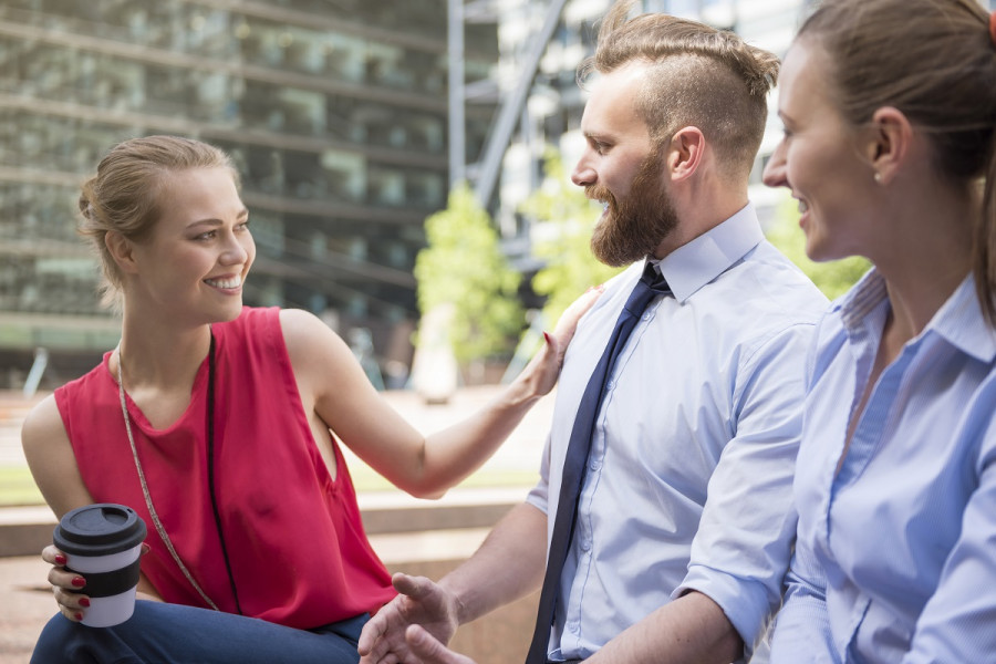 Τι σημαίνει όταν κάποιος διακόπτει συνεχώς τον συνομιλητή του;