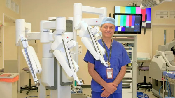 Ηνωμένο Βασίλειο: Ρομπότ - χειρουργός χρησιμοποιείται σε επεμβάσεις ασθενών με καρκίνο