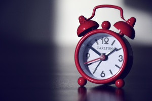 Σταματήστε να κοιτάτε το ρολόι - Η συνήθεια που σαμποτάρει τον ύπνο σας