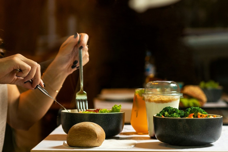 Καθηγητής Βιοχημείας: Οι 6 συνήθειες που δημιουργούν ένα εχθρικό περιβάλλον για τα καρκινικά κύτταρα