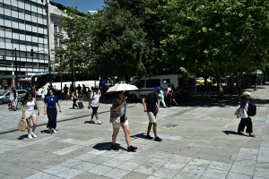 ΙΣΑ: Τα συμπτώματα της θερμοπληξίας – 4 συμβουλές για άμεση βοήθεια