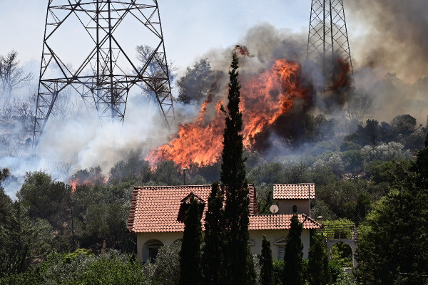 Φωτιά στον Κουβαρά: Σε ετοιμότητα το ΕΚΑΒ