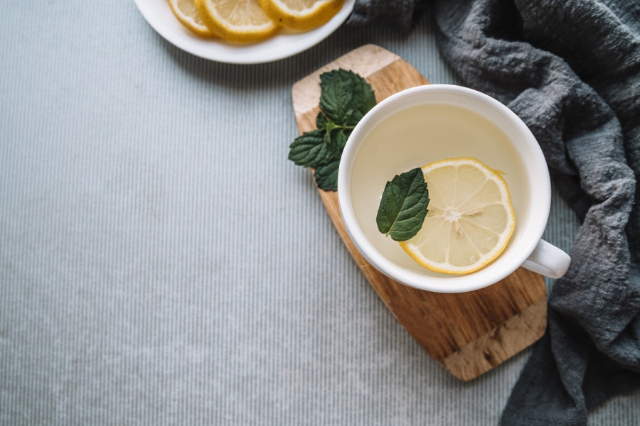 Τσάι με βασιλικό και λεμόνι: Φυσική λύση για πονοκέφαλο και χαλάρωση