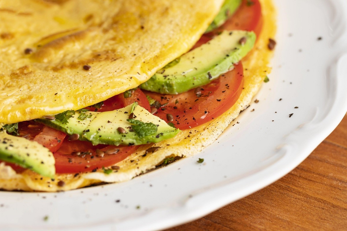 Συνταγή: Κρέπες ολικής άλεσης με γέμιση αβοκάντο και σολομό