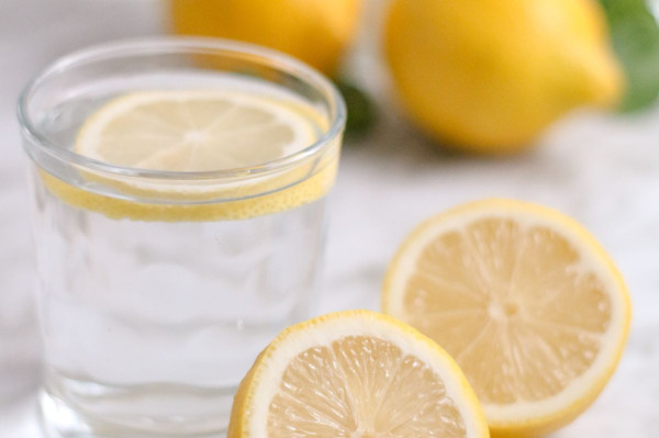 7 λόγοι για να ξεκινήσεις να πίνεις νερό με λεμόνι