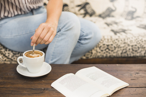 Τα 3 συμπτώματα που δείχνουν ότι ίσως πρέπει να μειώσετε τον καφέ