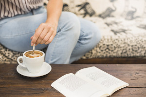 Τα 3 συμπτώματα που δείχνουν ότι ίσως πρέπει να μειώσετε τον καφέ