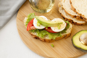 Συνταγή για θρεπτικό πρωινό: Open toast με αβοκάντο