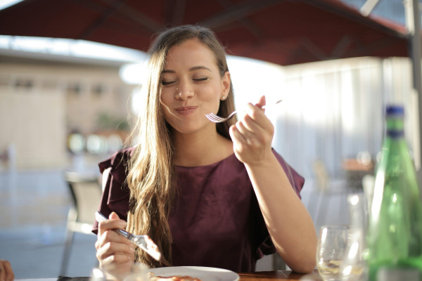 Γιατί κάποιοι τρώνε γρήγορα ενώ άλλοι πιο αργά - Τι έδειξε έρευνα