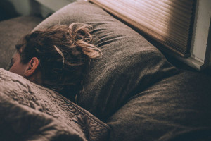 Πώς η στέρηση ύπνου επηρεάζει τη μνήμη και την προσοχή