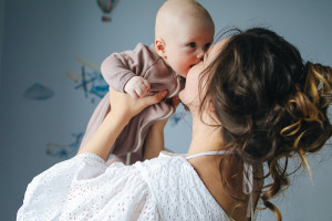 Μπορεί ένα φιλί στα χείλη να αποβεί μοιραίο για τα μωρά;