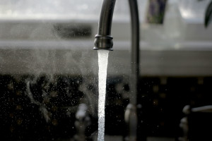 Οι ειδικοί προειδοποιούν: Μην πίνετε ποτέ ζεστό νερό από τη βρύση – Οι κίνδυνοι