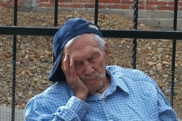 Ύπνος: «Καμπανάκι» για τους ηλικιωμένους που κοιμούνται συχνά μέσα στη μέρα