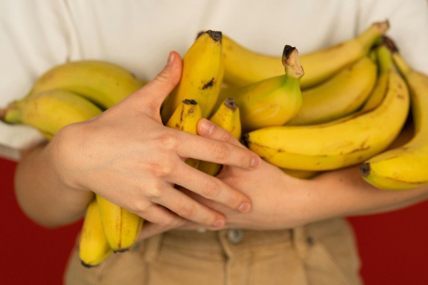 Το hack που δεν αφήνει τις μπανάνες να μαυρίσουν (βίντεο)
