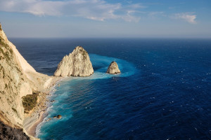 Λευκάδα: Τουρίστας έπεσε από κορυφή βράχου βγάζοντας selfie – Γλίτωσε από θαύμα