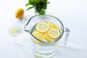 11 λόγοι για να πίνετε νερό με λεμόνι