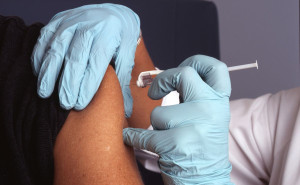 Η AstraZeneca παραδέχεται για πρώτη φορά: «Το εμβόλιο για τον κορωνοϊό προκαλεί παρενέργειες»