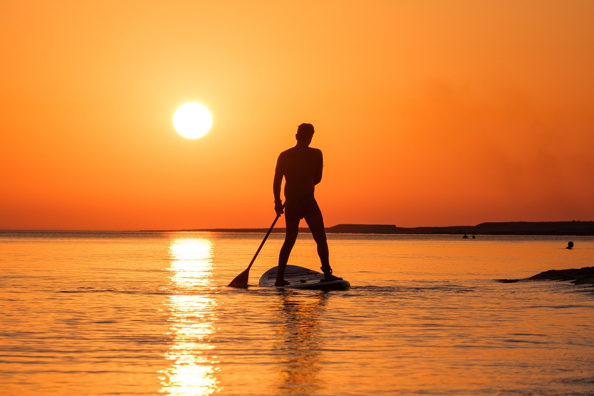 Paddleboarding: Το δημοφιλές θαλάσσιο σπορ που σας προσφέρει ευεξία