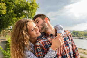 Παγκόσμια Ημέρα Φιλιού: 10 οφέλη του φιλιού στην ψυχική και σωματική υγεία