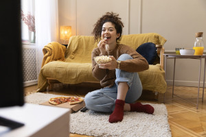 Είναι κακό να τρώμε μπροστά στην τηλεόραση;