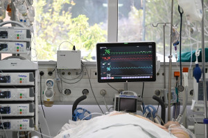 «Παπαγεωργίου»: Στη ΜΕΘ ανήλικη που βρέθηκε βαριά τραυματισμένη σε πεζοδρόμιο