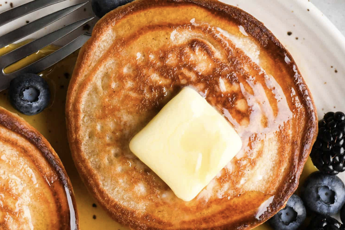 Η απόλυτη συνταγή για υγιεινά pancakes με βρώμη και στραγγιστό γιαούρτι