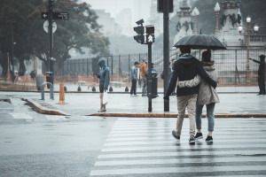 4 οφέλη που προσφέρει το περπάτημα στη βροχή