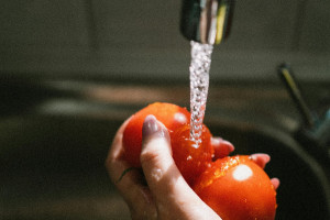 Ο σωστός τρόπος να πλένουμε τα φρούτα και τα λαχανικά για να φύγουν τα φυτοφάρμακα