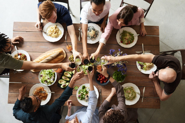 Πασχαλινό τραπέζι: Συμβουλές για να αποφύγετε το «φούσκωμα» και την δυσπεψία