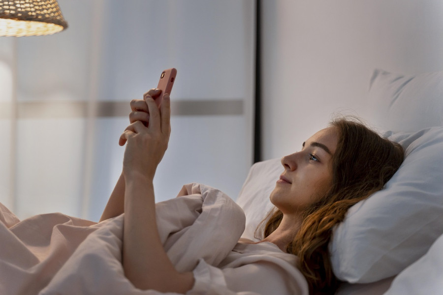 Πώς η χρήση οθονών το βράδυ επηρεάζει την ποιότητα του ύπνου σας