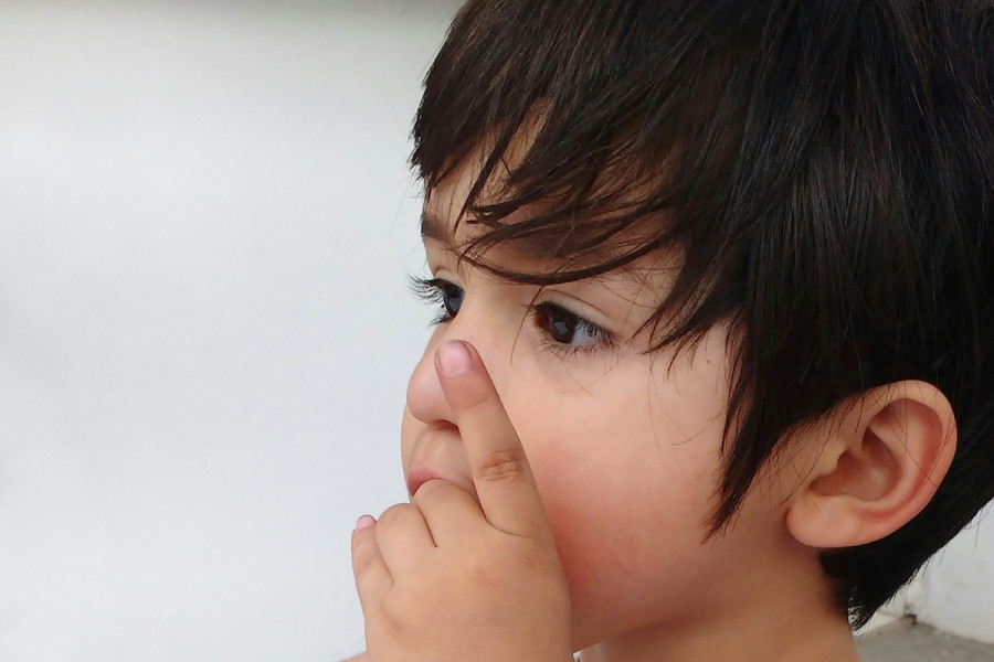 Σκαλίζετε τη μύτη σας; Πώς αυτή η συνήθεια μπορεί να συνδέεται με τη νόσο Αλτσχάιμερ