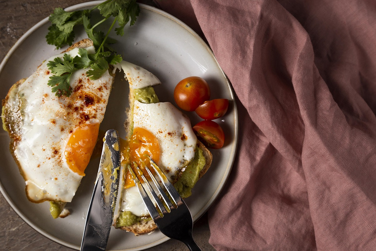 Ο πιο υγιεινός τρόπος για να τρώτε αυγά, σύμφωνα με τους διατροφολόγους