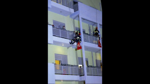 Πυροσβέστες - Αγιοβασίληδες χάρισαν δώρα και χαμόγελα σε παιδιά στο «Παίδων» (Βίντεο)