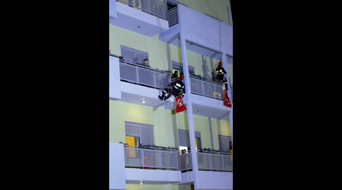 Πυροσβέστες - Αγιοβασίληδες χάρισαν δώρα και χαμόγελα σε παιδιά στο «Παίδων» (Βίντεο)