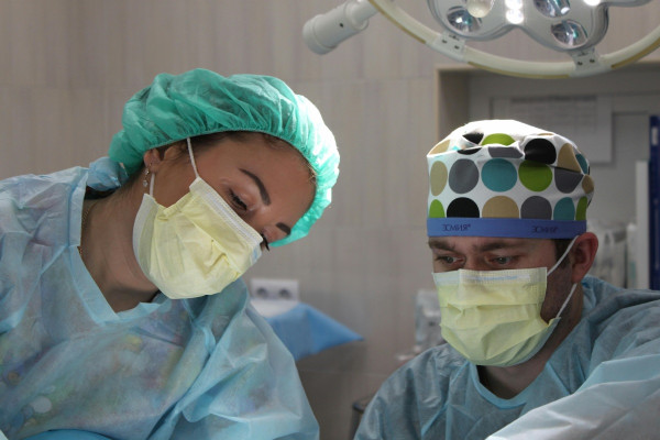 ΟΕΝΓΕ για απογευματινά χειρουργεία: «Τιμοκατάλογος δεν μπαίνει στην υγεία και τη ζωή»