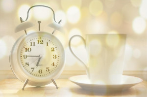 Γιατί ξυπνάμε νωρίτερα όσο μεγαλώνουμε – Τι συμβαίνει στον εγκέφαλο