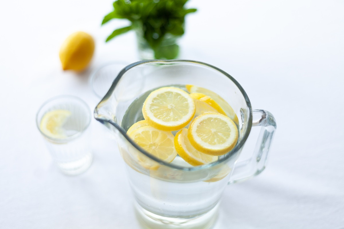 Νερό με λεμόνι: Τι θα συμβεί στο σώμα σας αν πίνετε καθημερινά
