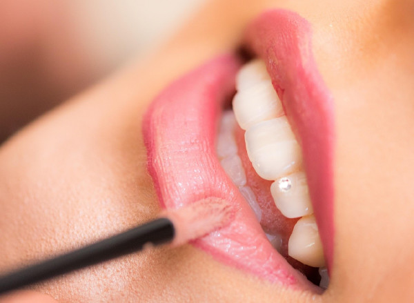 Κραγιόν και προϊόντα χειλιών: Κενά στην ασφάλεια κρύβουν κινδύνους για την υγεία
