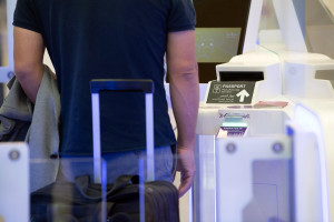 Έμπολα: Οδηγίες προς τους ταξιδιώτες – Τι πρέπει να προσέχετε για να μην κολλήσετε τον ιό