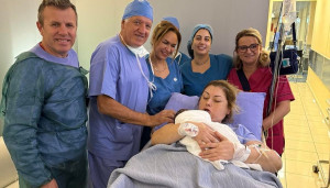 40χρονη που είχε υποβληθεί σε μεταμόσχευση ωοθηκικού ιστού γέννησε ένα υγιέστατο κοριτσάκι