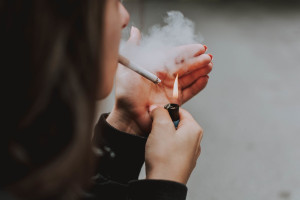 Η συνήθεια που αυξάνει τον κίνδυνο οστεοπόρωσης, σύμφωνα με τους ειδικούς