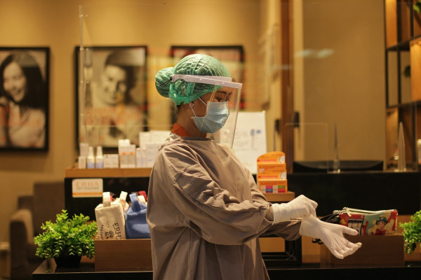 Κορωνοϊός: Η αύξηση νοσηλειών φέρνει την… μάσκα στα νοσοκομεία της Βρετανίας