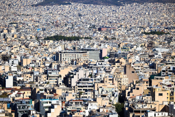Πώς τα ελληνικά σπίτια μετατρέπονται σε θερμικές παγίδες το καλοκαίρι
