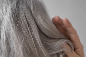 Πώς τα γκρίζα μαλλιά μπορεί να προσφέρουν προστασία κατά του καρκίνου