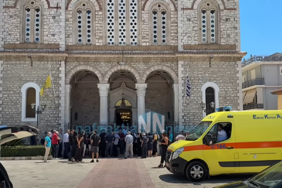 Αθηνά Παπαχρίστου: Συγκίνηση στην κηδεία της συνταξιούχου που δώρισε ασθενοφόρο στο ΕΚΑΒ – Ήχησε πένθιμη σειρήνα