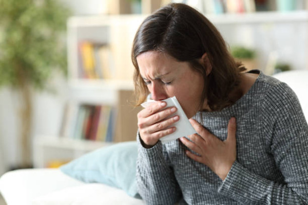 Πώς να αντιμετωπίσετε το βήχα από κρυολόγημα ή γρίπη - Τα συμπτώματα για τον γιατρό
