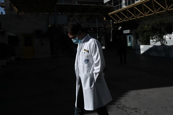 Δεκάδες απλήρωτοι υγειονομικοί μέσα στις γιορτές