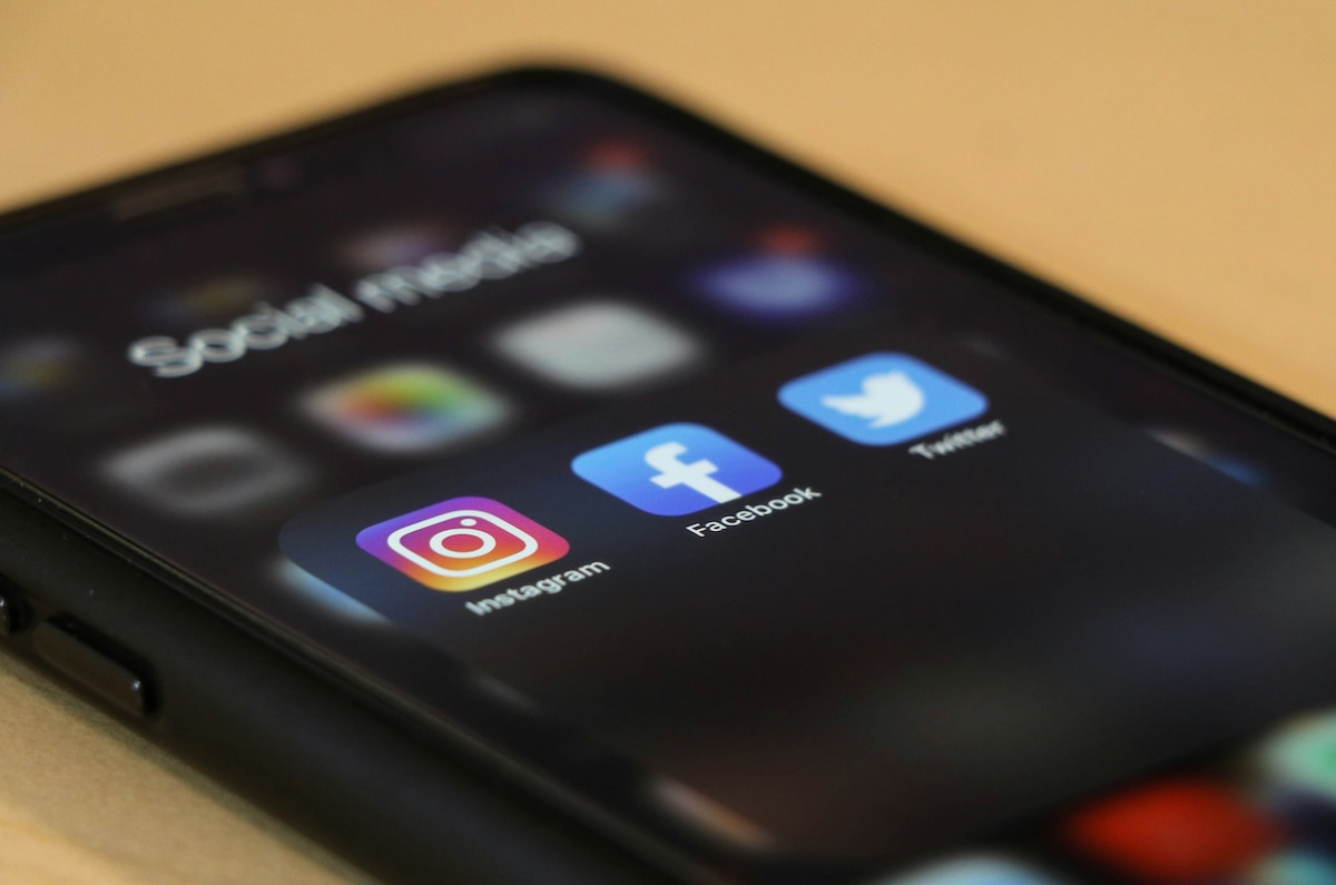 Η χρήση των μέσων κοινωνικής δικτύωσης για πάνω από 2,5 ώρες την ημέρα συνδέεται με την κατάθλιψη